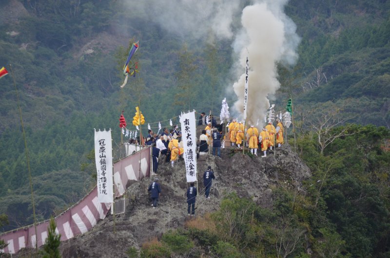 かんむり嶽参りの様子