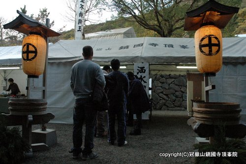 酒水加持（夕方五時よりお一人ずつお清めいたします。）