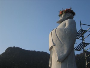 【前夜祭】徐福に花冠を奉納いたします