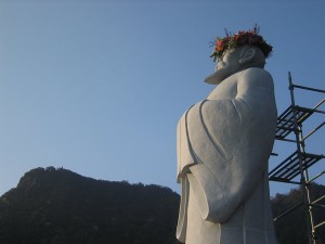 【前夜祭】徐福に花冠を奉納いたします